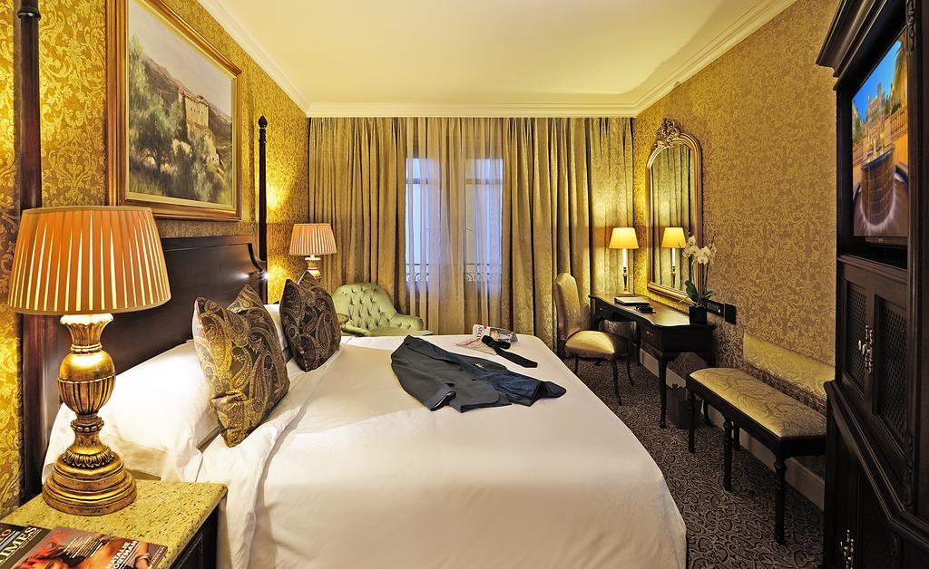 Palazzo Hotel Форуэйс Экстерьер фото A room at the hotel