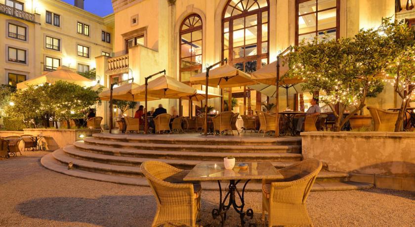 Palazzo Hotel Форуэйс Экстерьер фото The hotel's courtyard