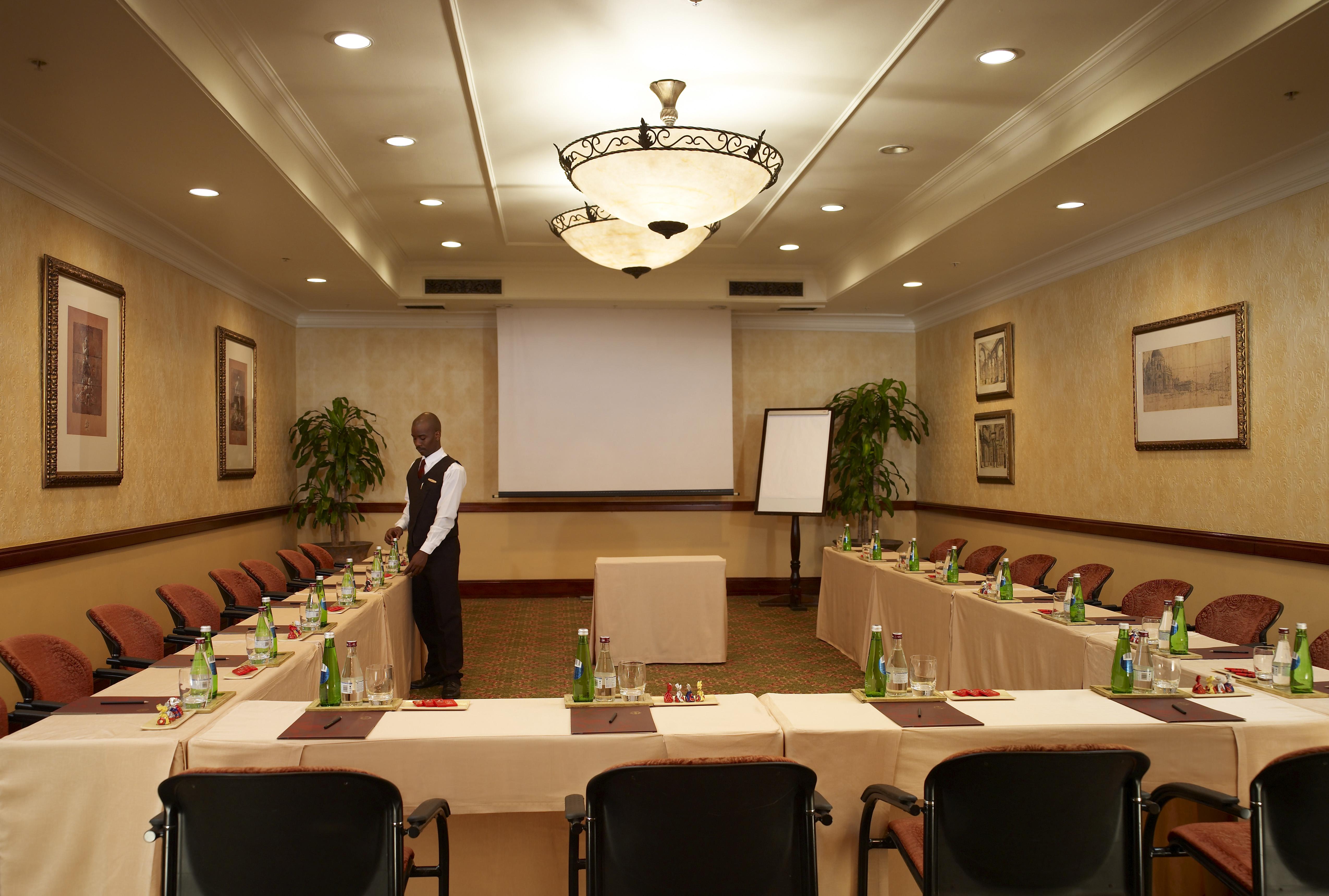 Palazzo Hotel Форуэйс Экстерьер фото A meeting room at a hotel