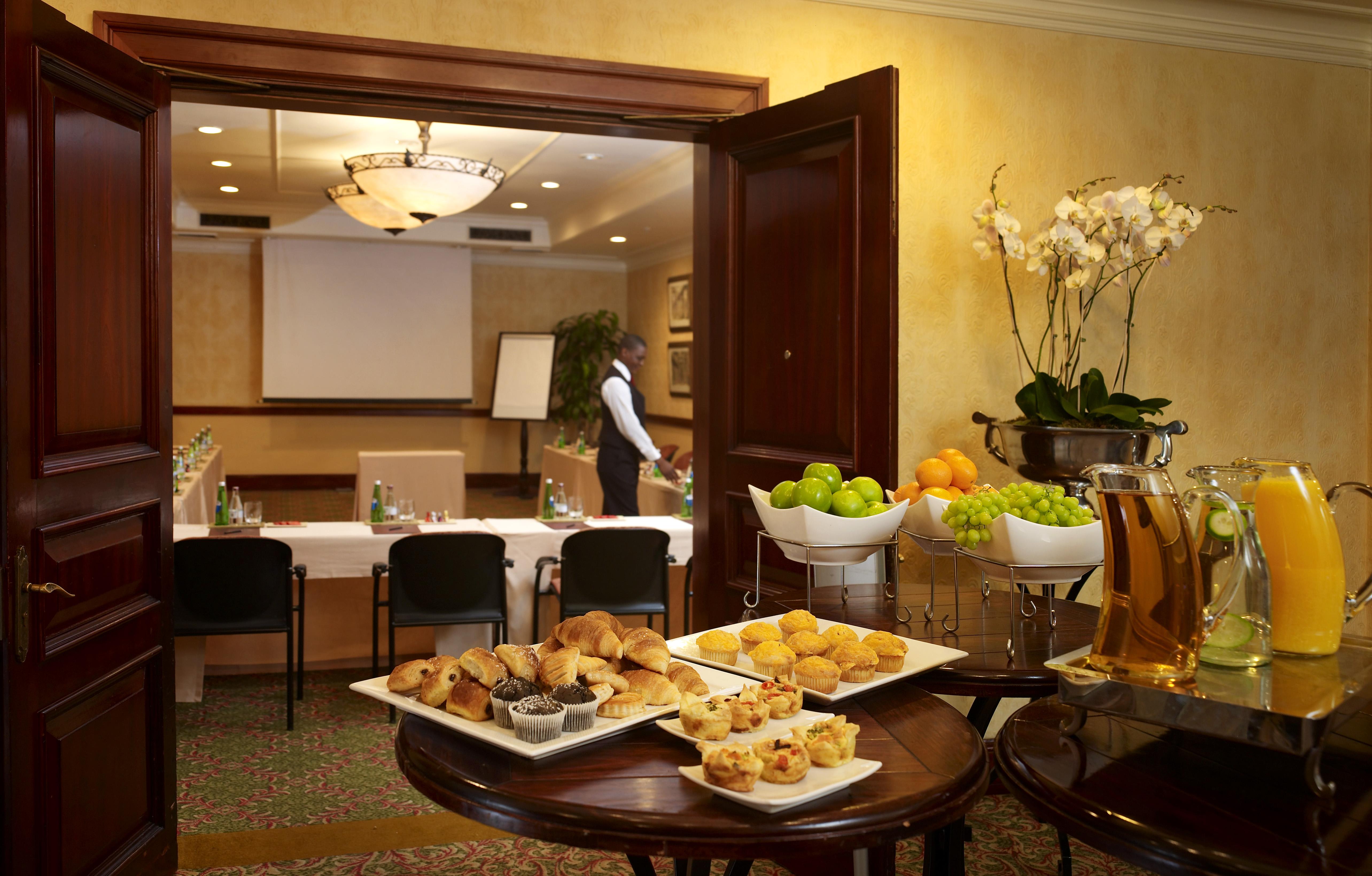Palazzo Hotel Форуэйс Экстерьер фото A meeting room at the Four Seasons Hotel