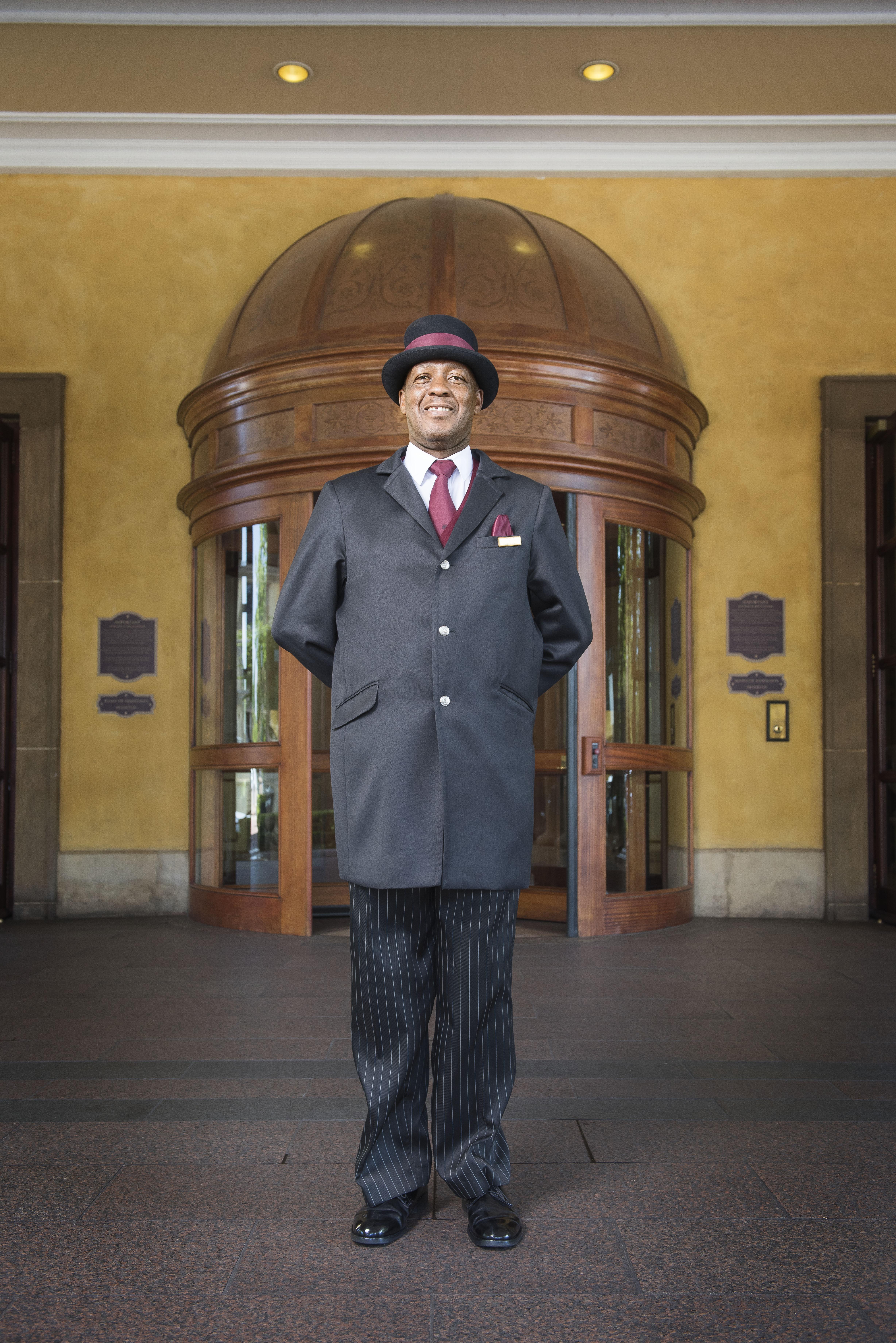 Palazzo Hotel Форуэйс Экстерьер фото A doorman at a hotel