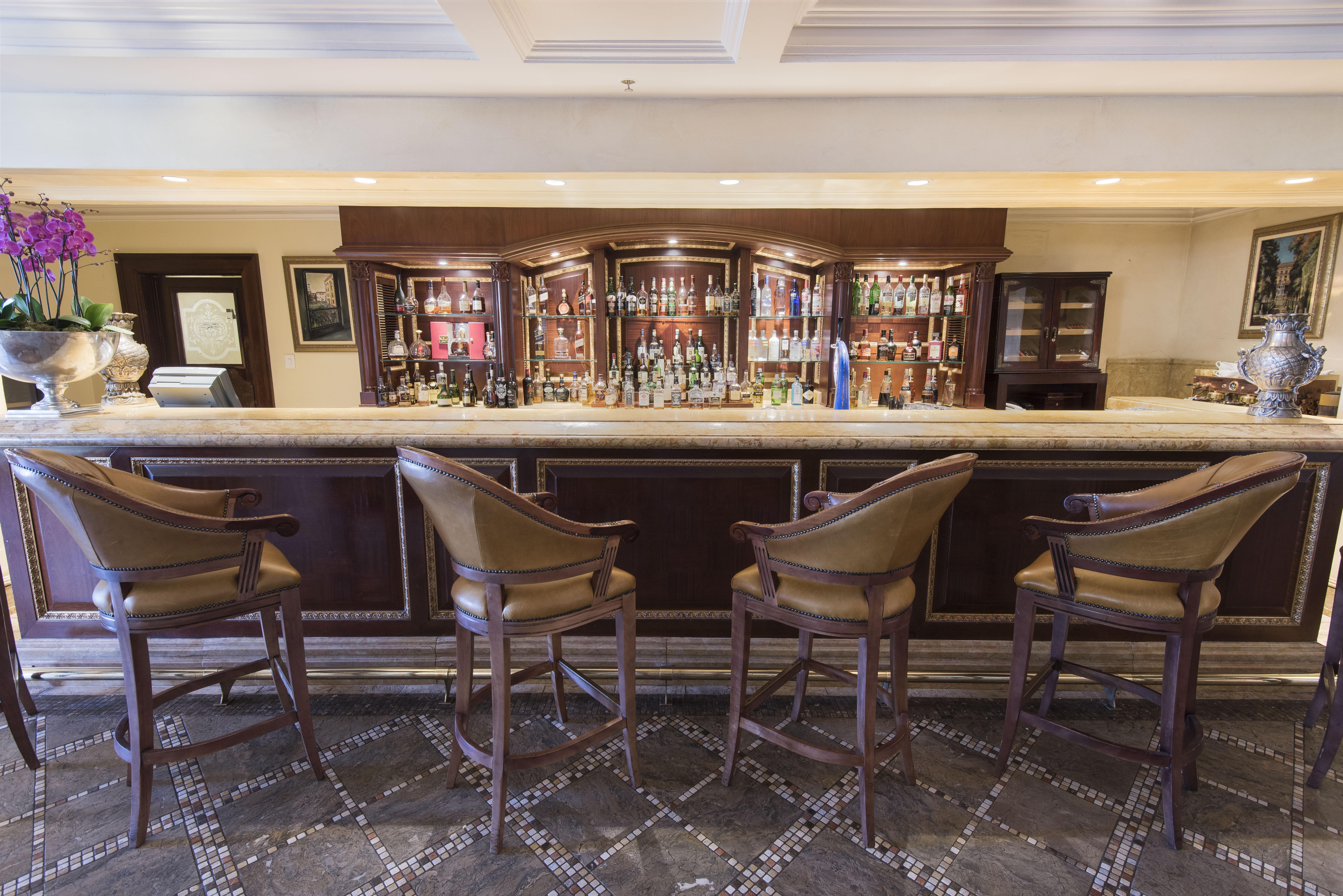 Palazzo Hotel Форуэйс Экстерьер фото The bar at the hotel