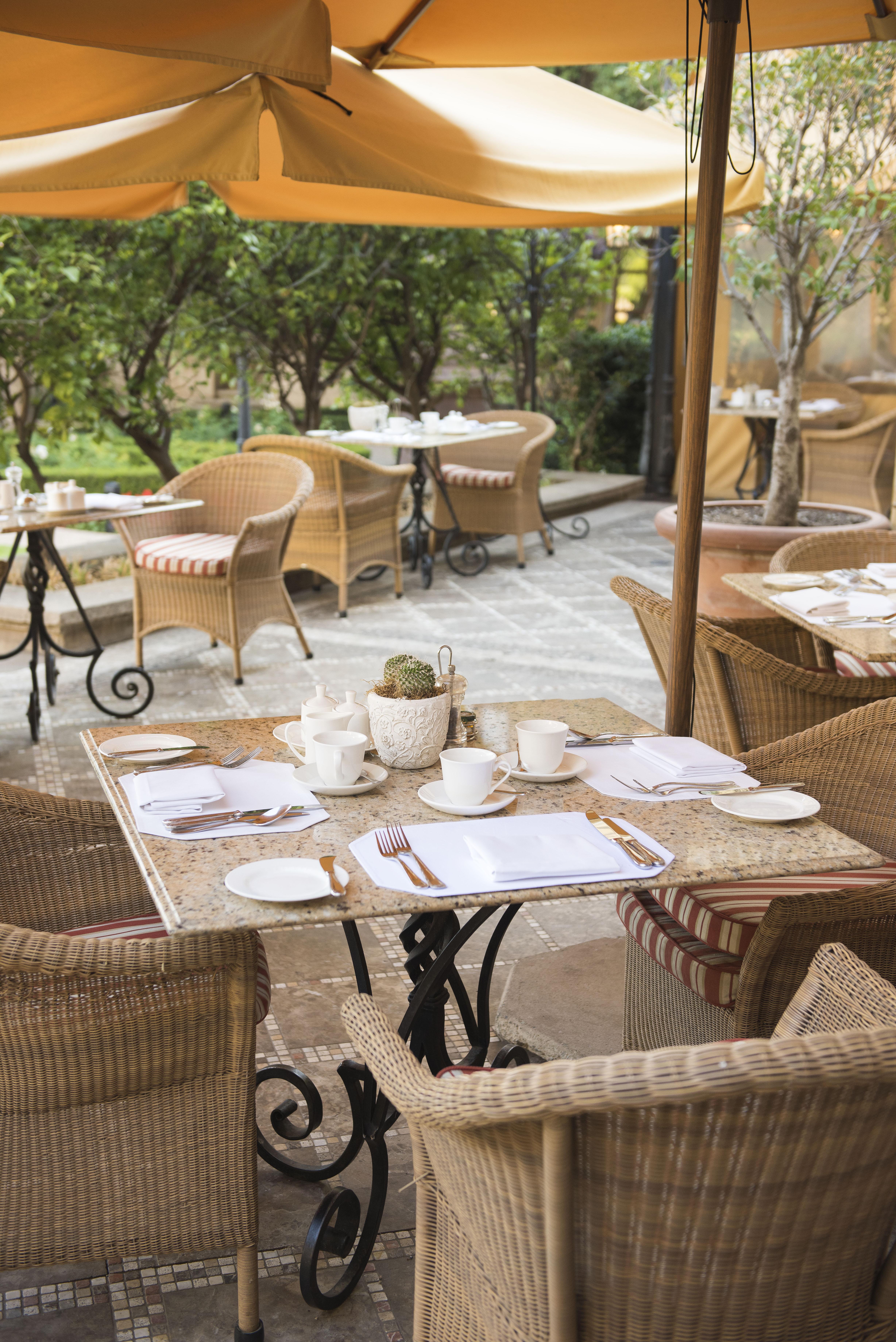 Palazzo Hotel Форуэйс Экстерьер фото A table set for breakfast