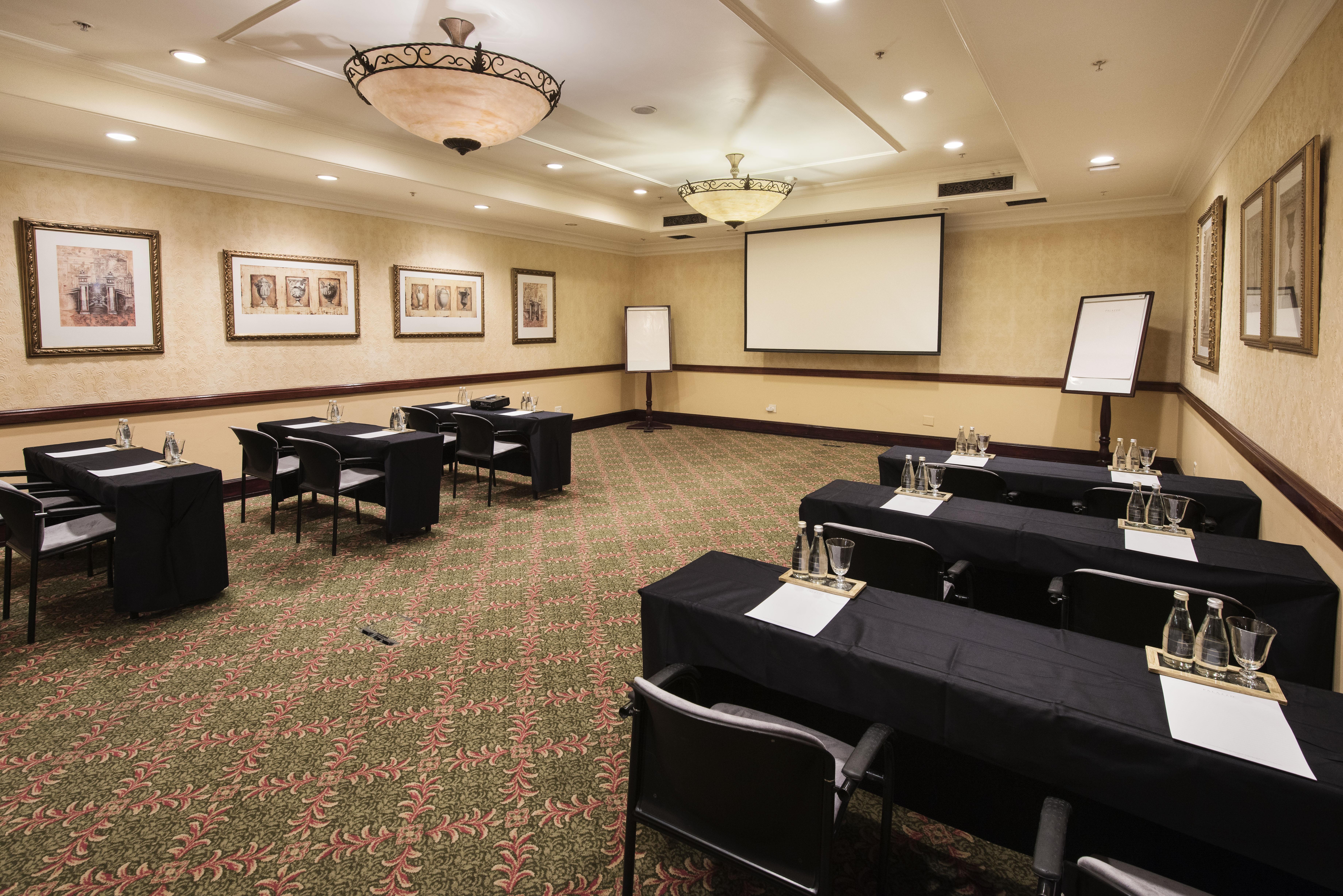 Palazzo Hotel Форуэйс Экстерьер фото A typical meeting room