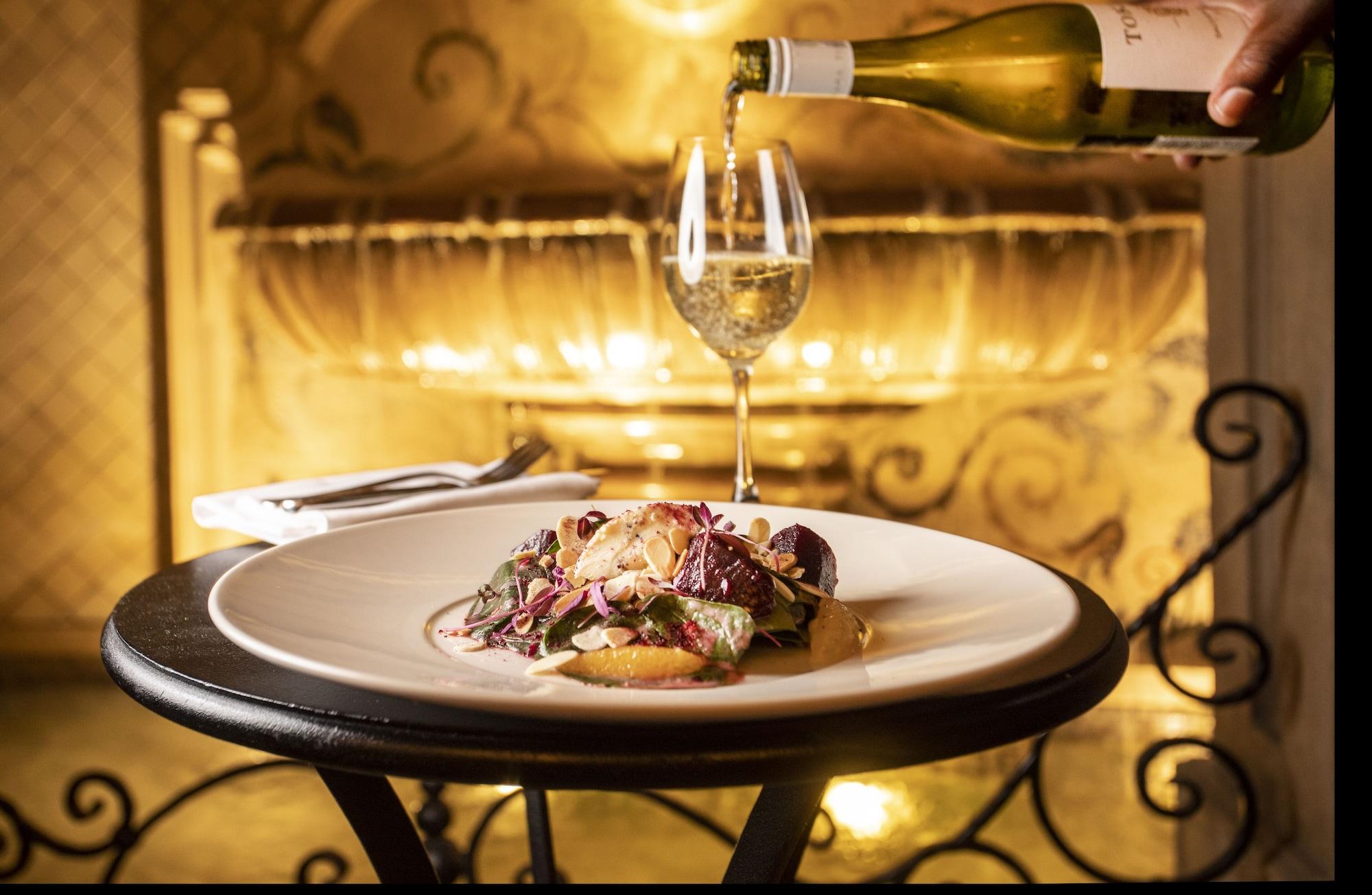 Palazzo Hotel Форуэйс Экстерьер фото A wine and food pairing