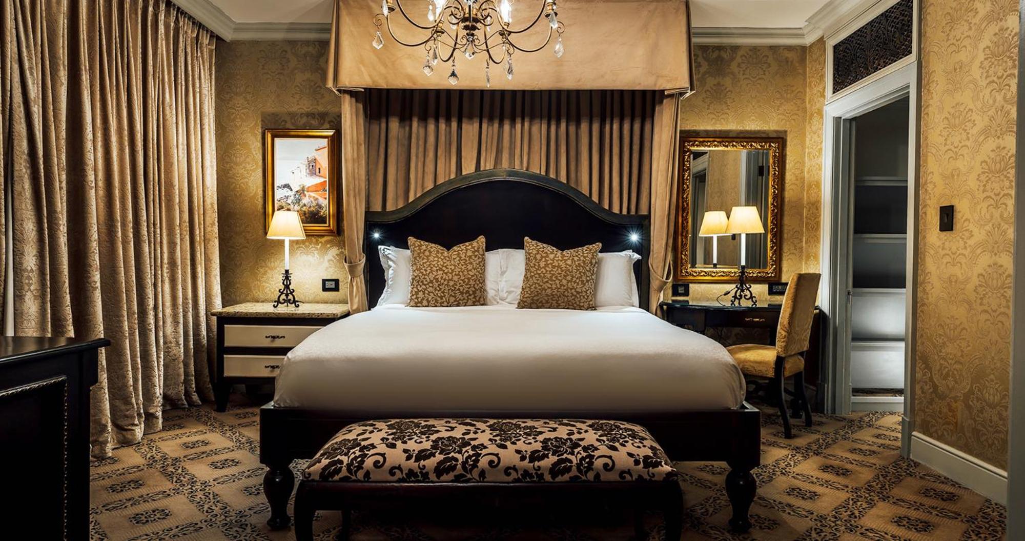 Palazzo Hotel Форуэйс Экстерьер фото A bedroom at the St. Regis