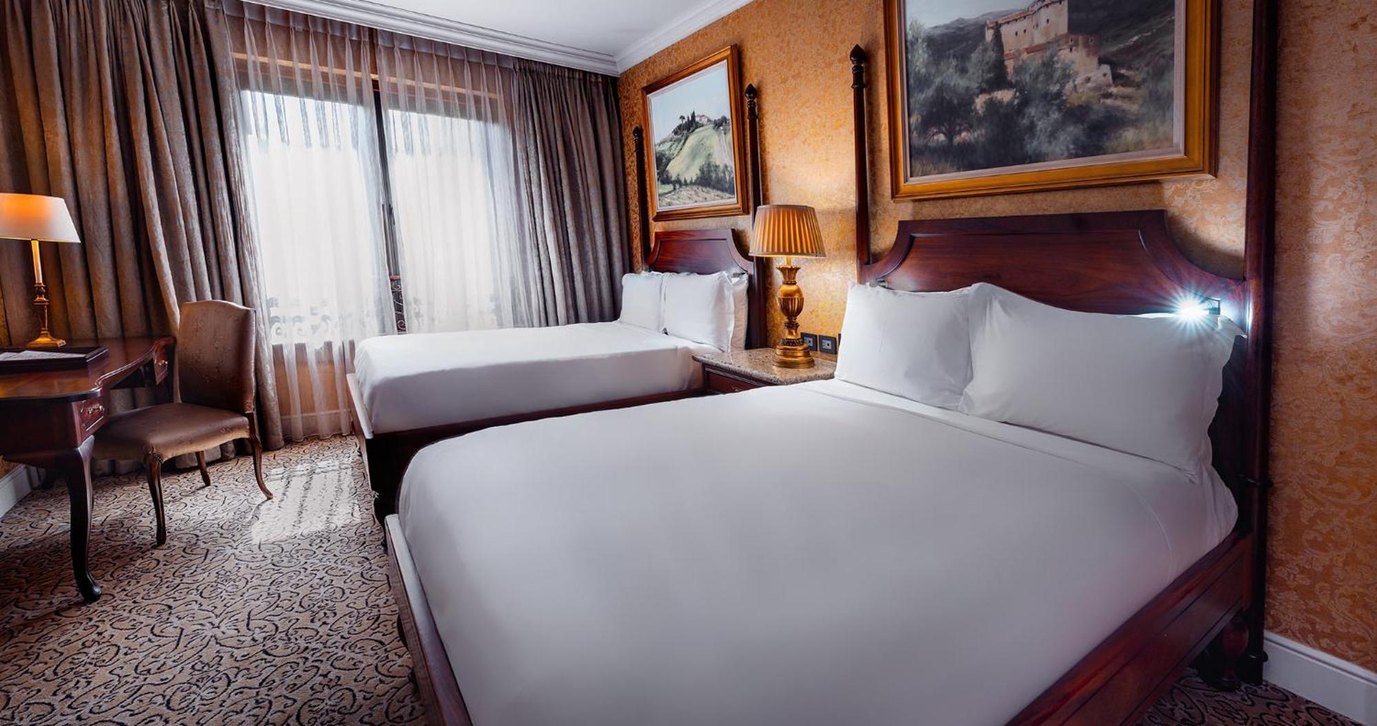 Palazzo Hotel Форуэйс Экстерьер фото A room at the hotel
