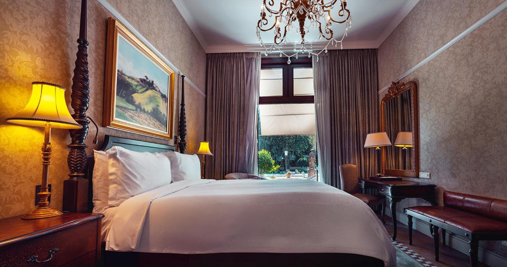 Palazzo Hotel Форуэйс Экстерьер фото A room at the hotel
