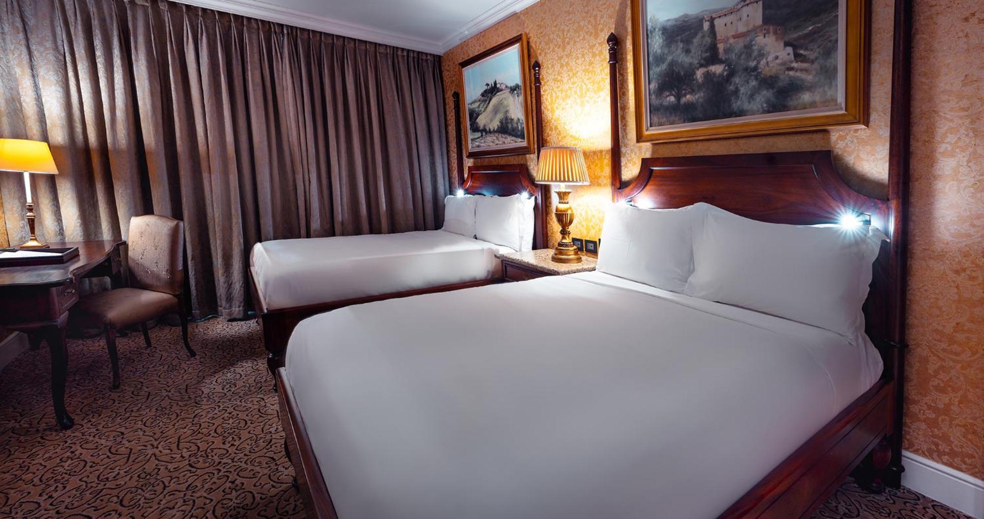 Palazzo Hotel Форуэйс Экстерьер фото A room at the hotel