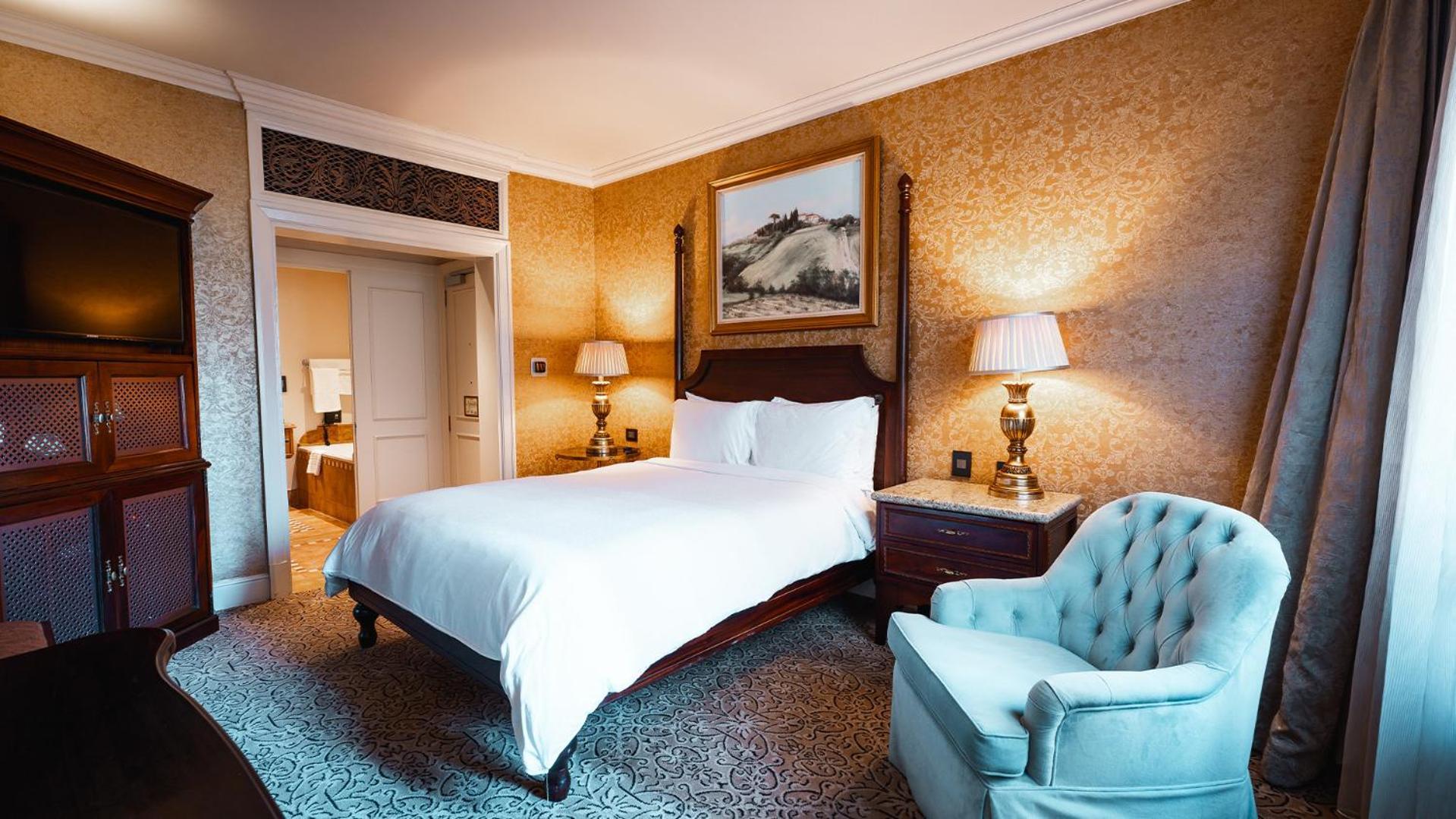 Palazzo Hotel Форуэйс Экстерьер фото A bedroom at the hotel