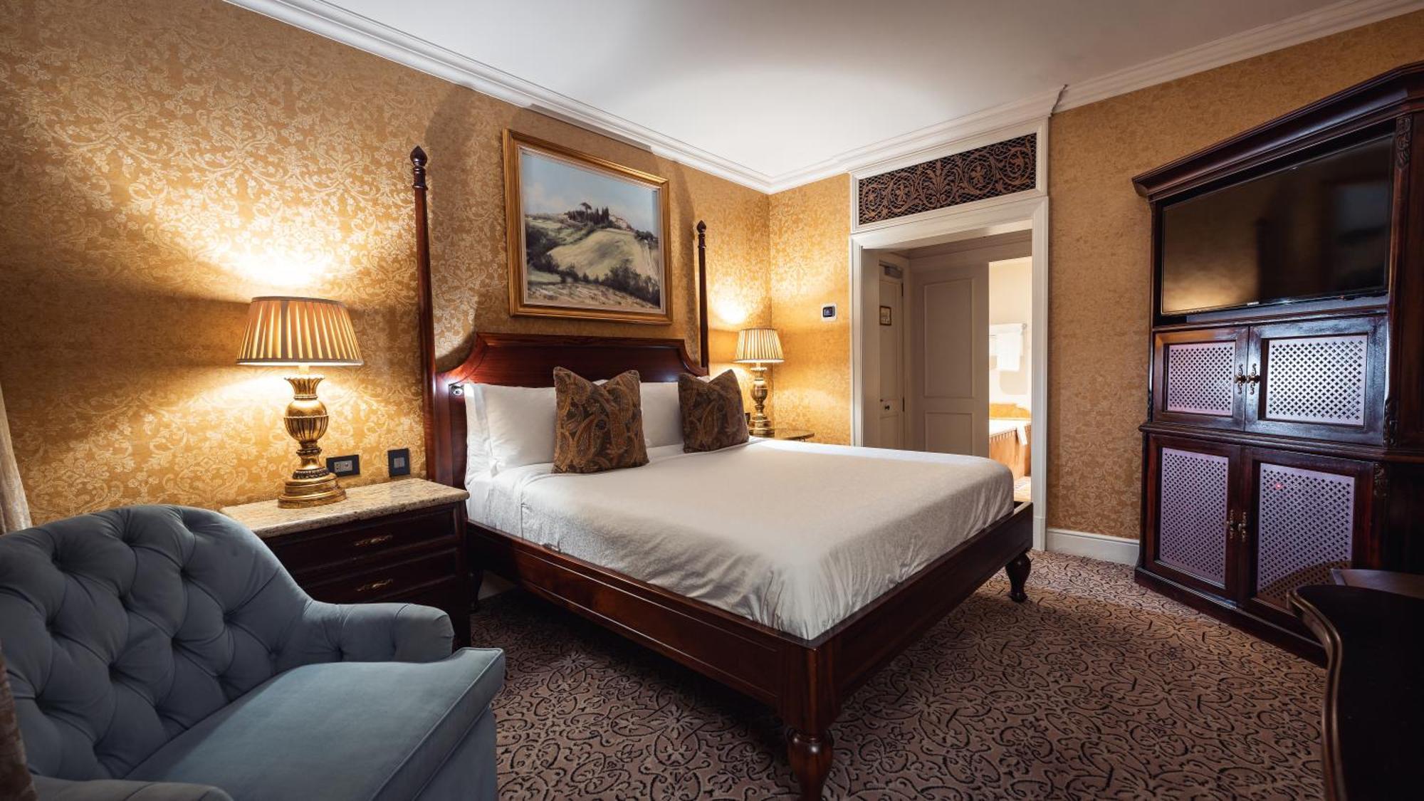 Palazzo Hotel Форуэйс Экстерьер фото A bedroom at the hotel