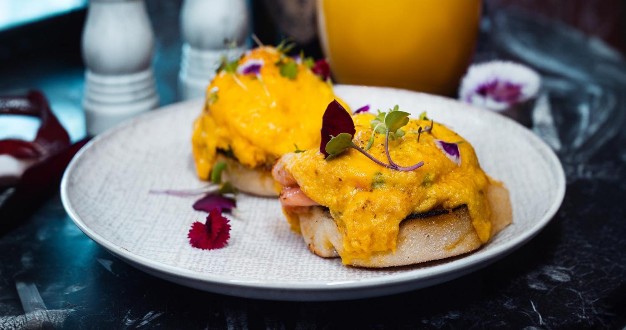 Palazzo Hotel Форуэйс Экстерьер фото Scrambled eggs on a muffin
