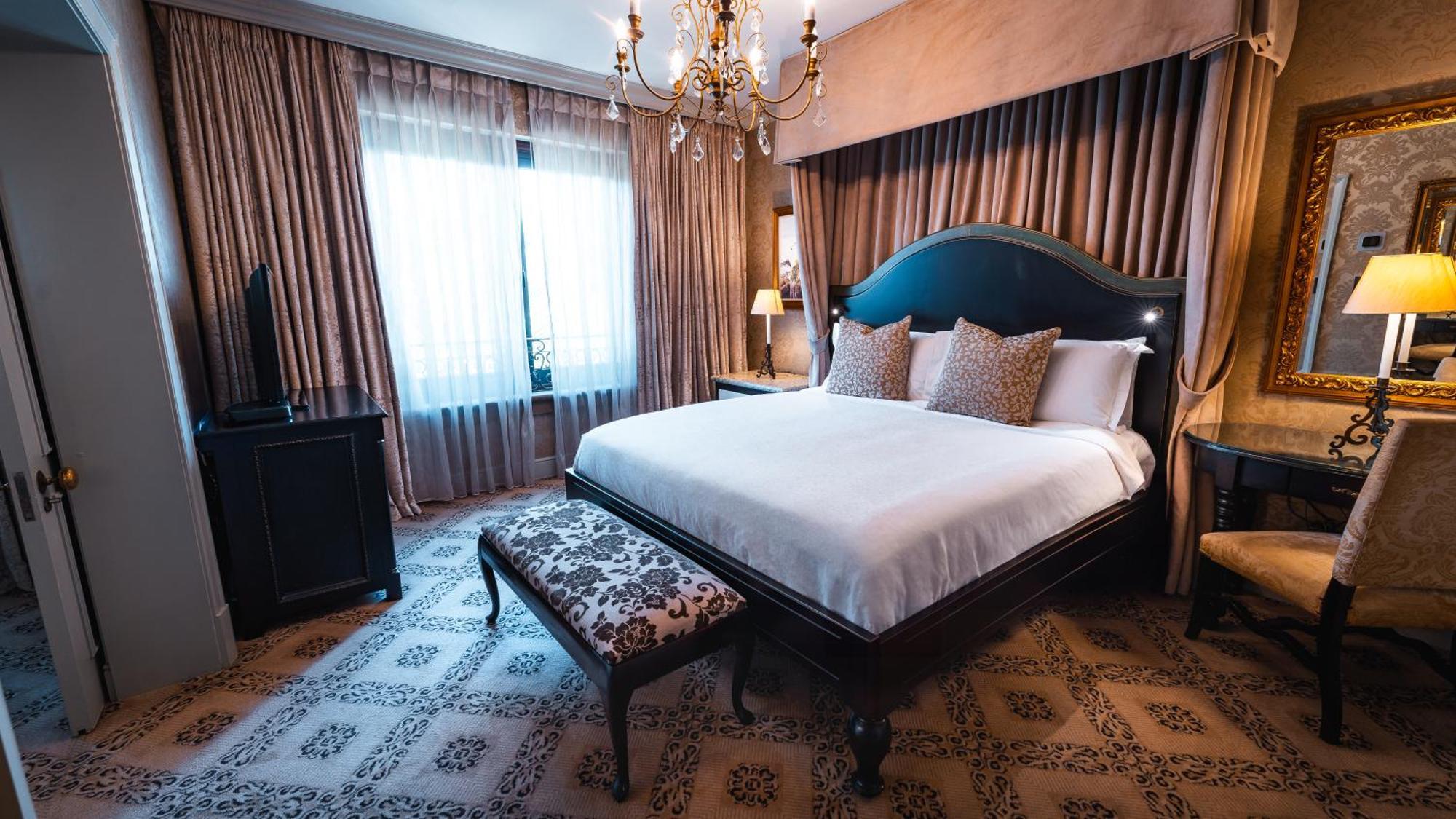 Palazzo Hotel Форуэйс Экстерьер фото A bedroom at the hotel