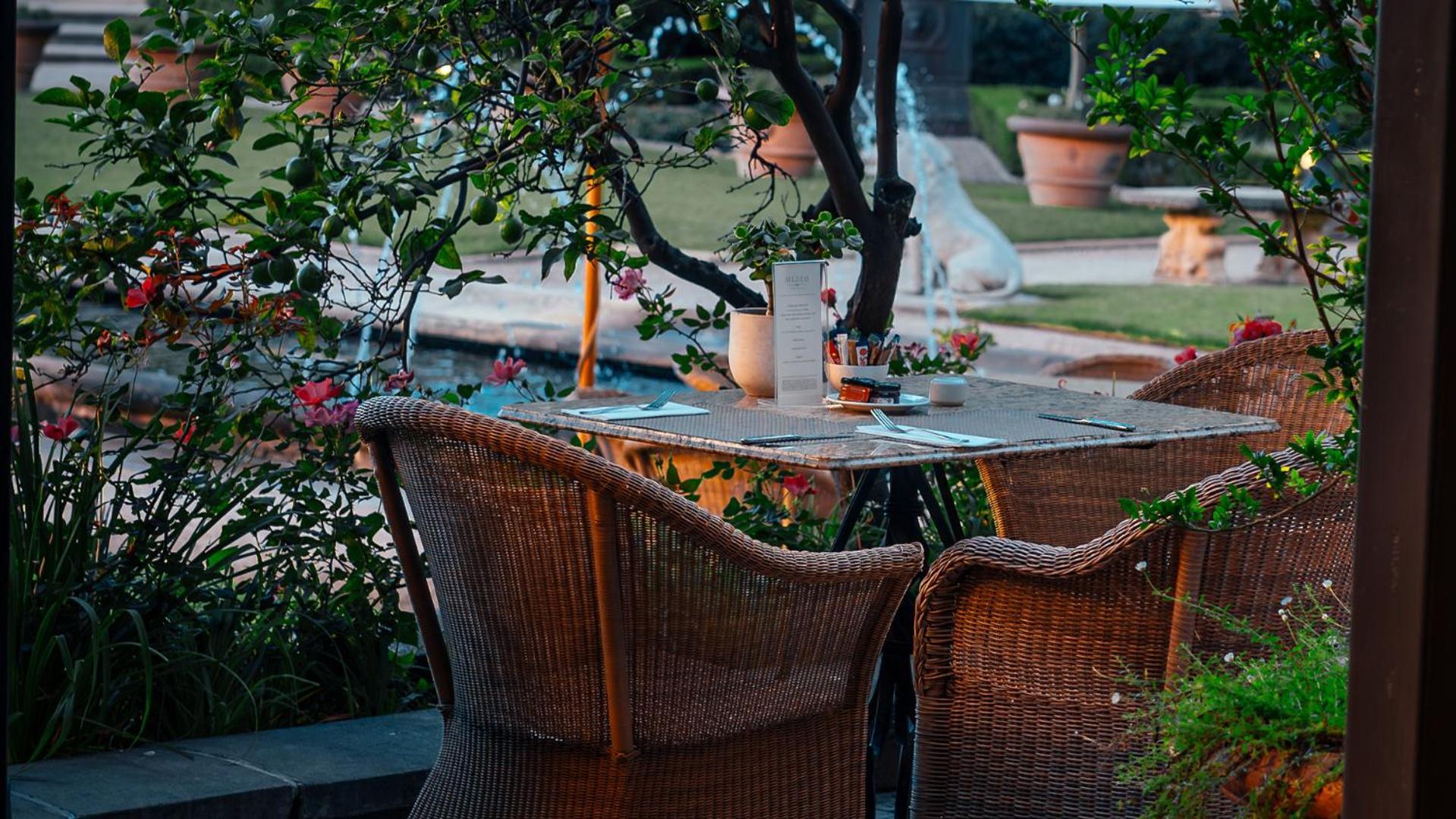 Palazzo Hotel Форуэйс Экстерьер фото A rattan chair