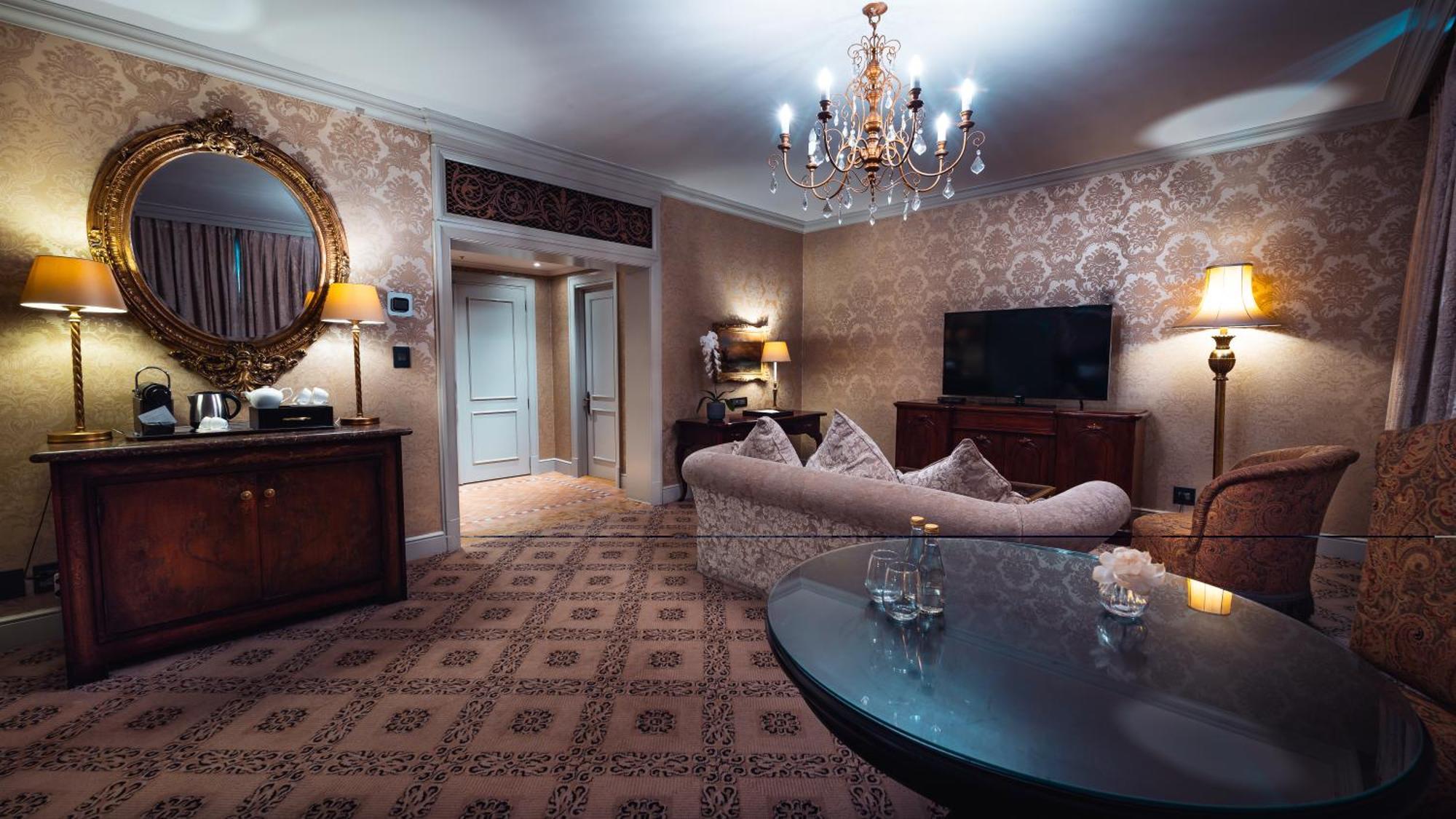 Palazzo Hotel Форуэйс Экстерьер фото A suite at the hotel