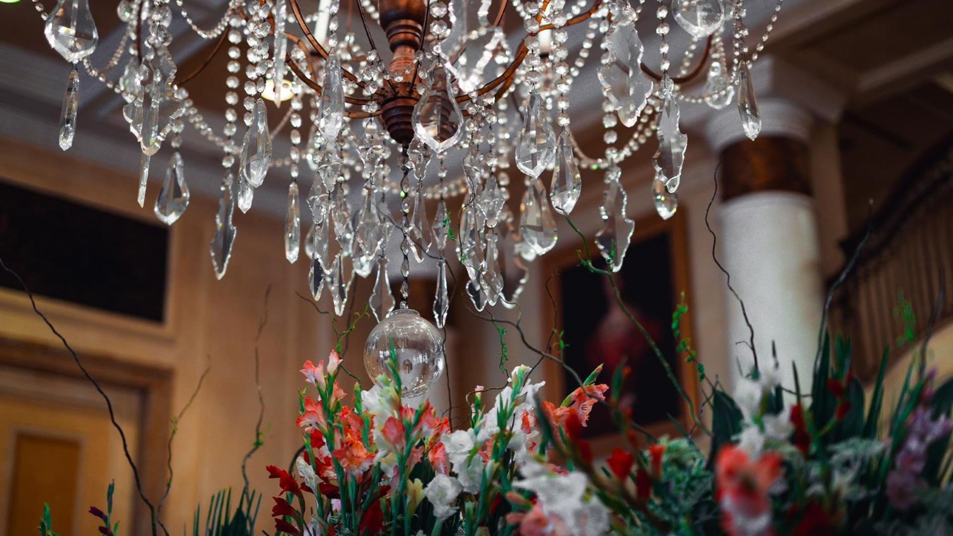 Palazzo Hotel Форуэйс Экстерьер фото A chandelier