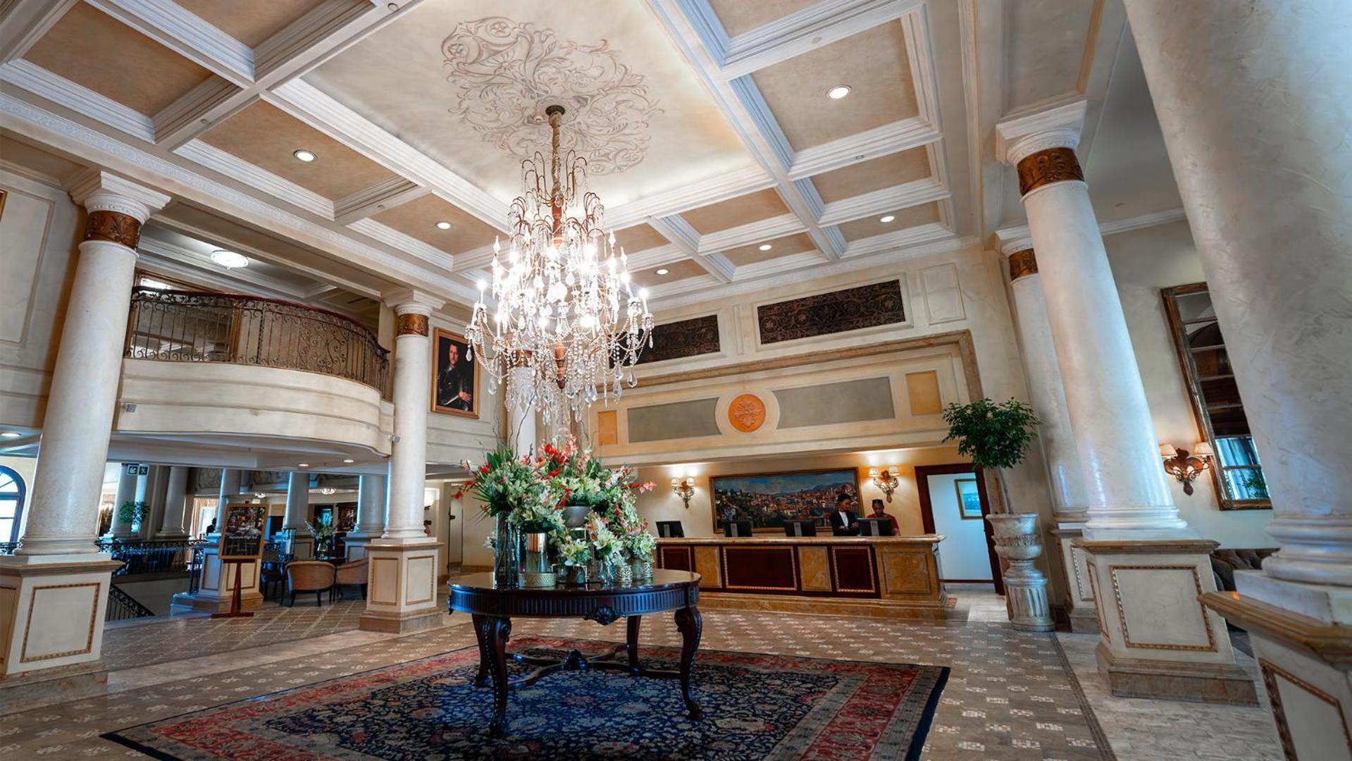 Palazzo Hotel Форуэйс Экстерьер фото The lobby of the Hilton San Diego Bayfront