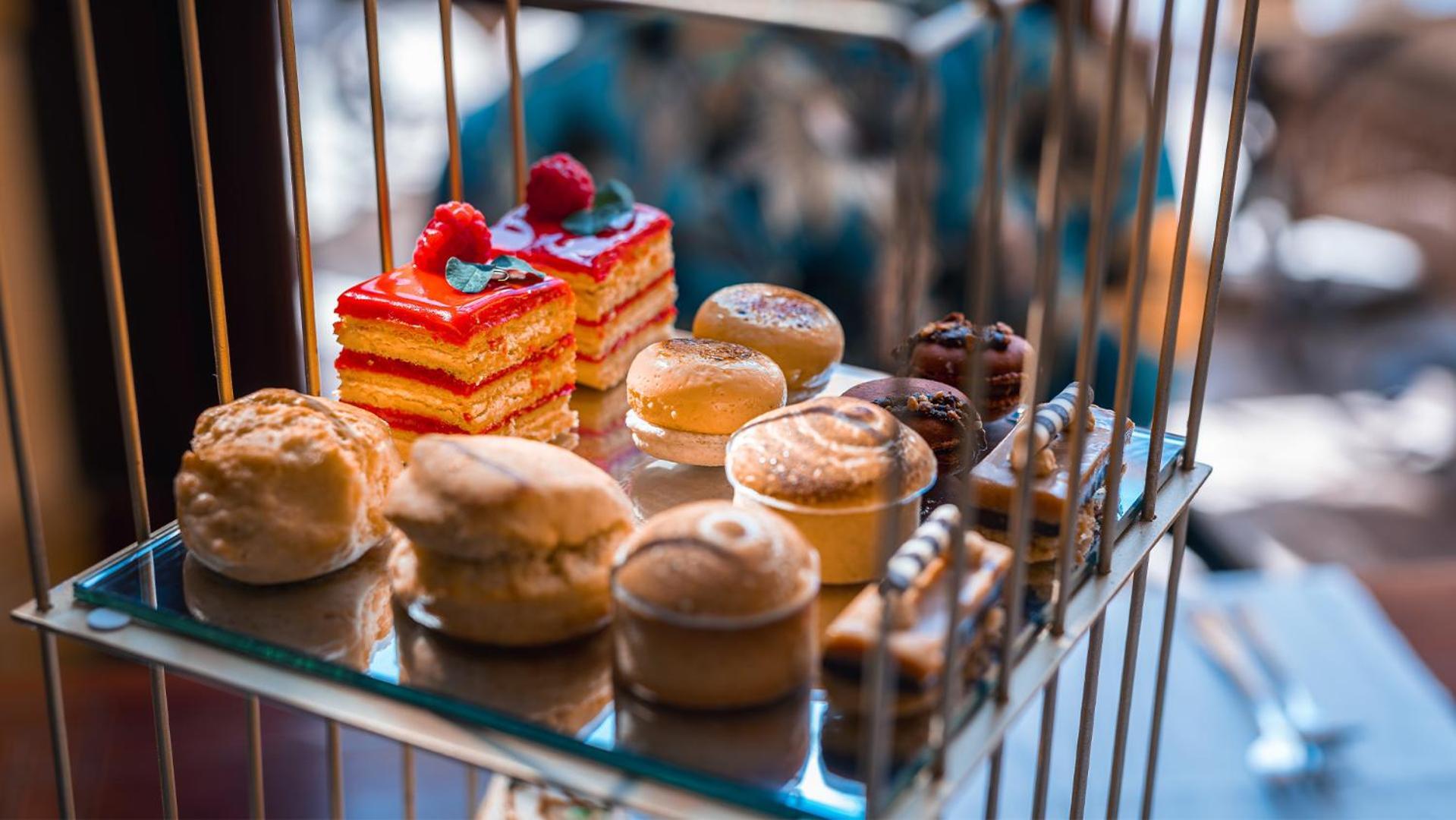 Palazzo Hotel Форуэйс Экстерьер фото A selection of petits fours
