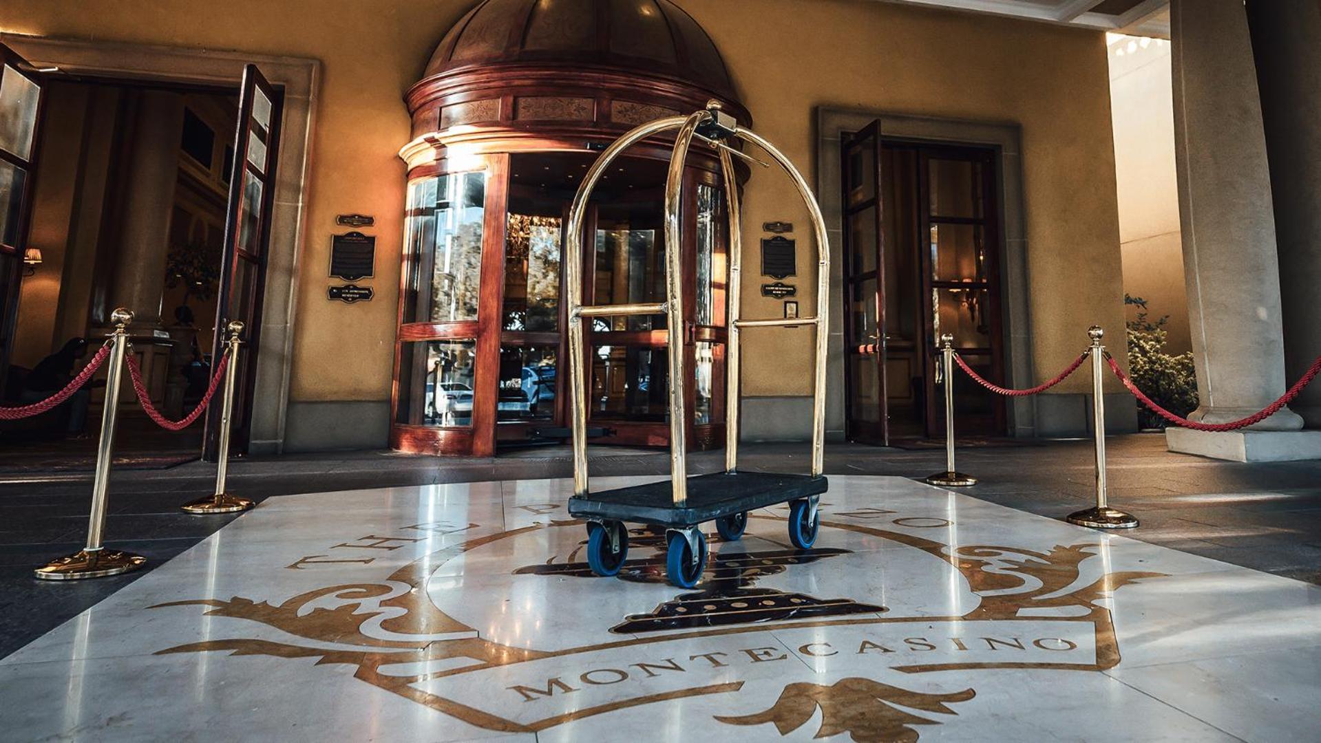Palazzo Hotel Форуэйс Экстерьер фото A bellboy's cart