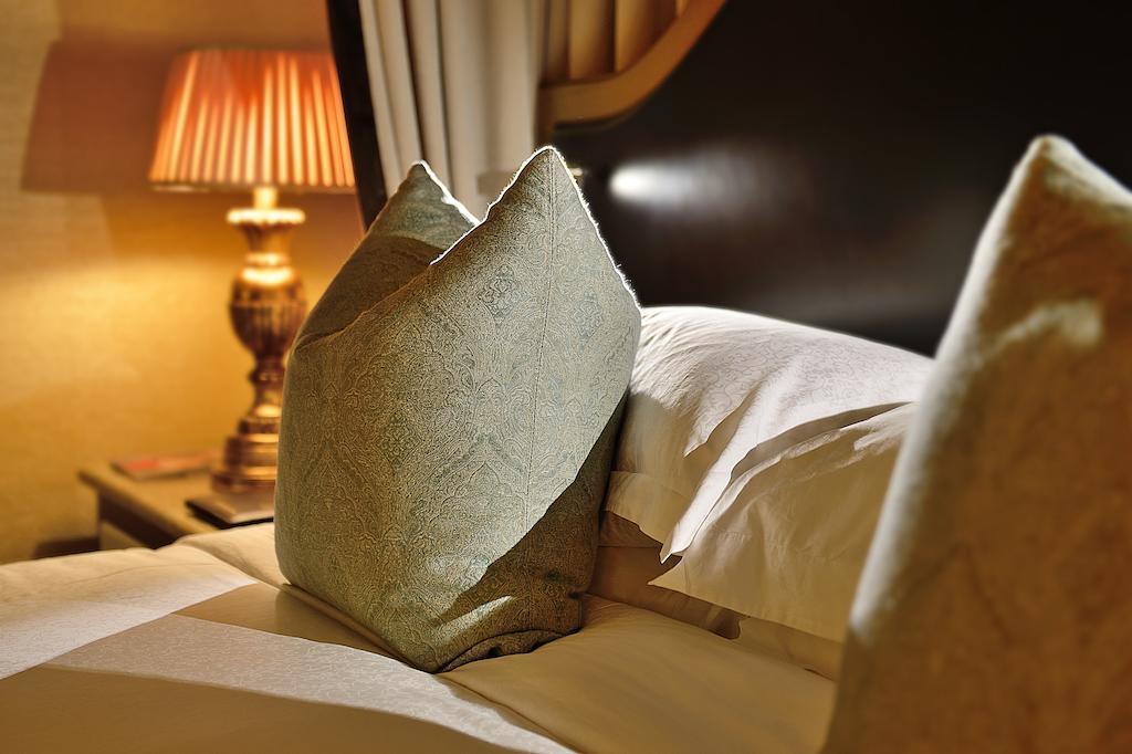 Palazzo Hotel Форуэйс Экстерьер фото A cushion