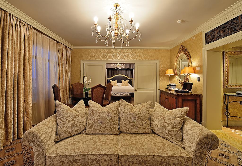 Palazzo Hotel Форуэйс Экстерьер фото A suite at the Ritz-Carlton, Boston
